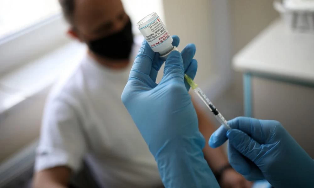 Αυτός είναι ο πολυμήχανος Ιταλός οδοντίατρος που χρησιμοποίησε ψεύτικο χέρι σιλικόνης για να εμβολιαστεί